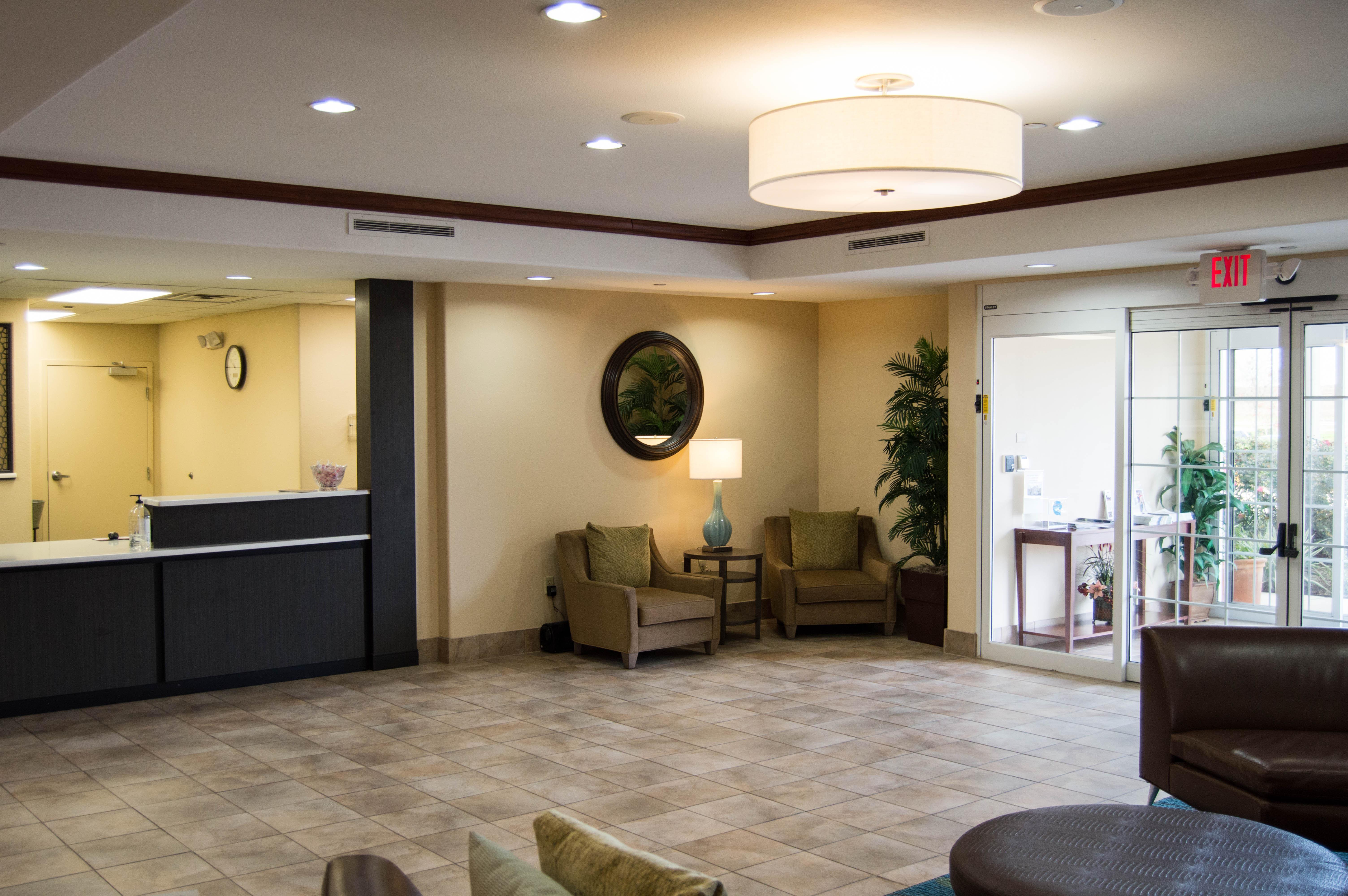 Candlewood By Ihg Hotel Victoria