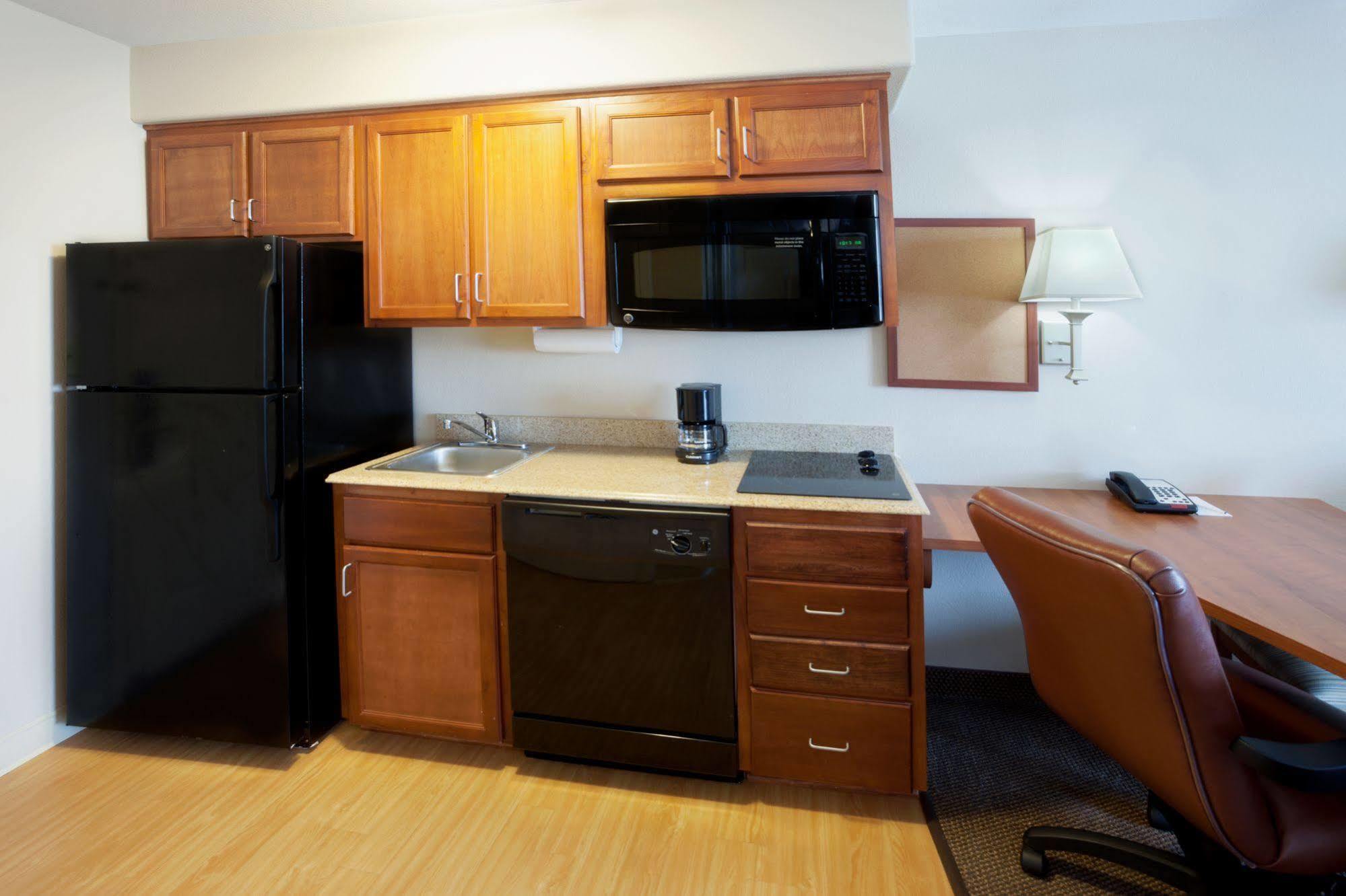 Candlewood By Ihg Hotel Victoria