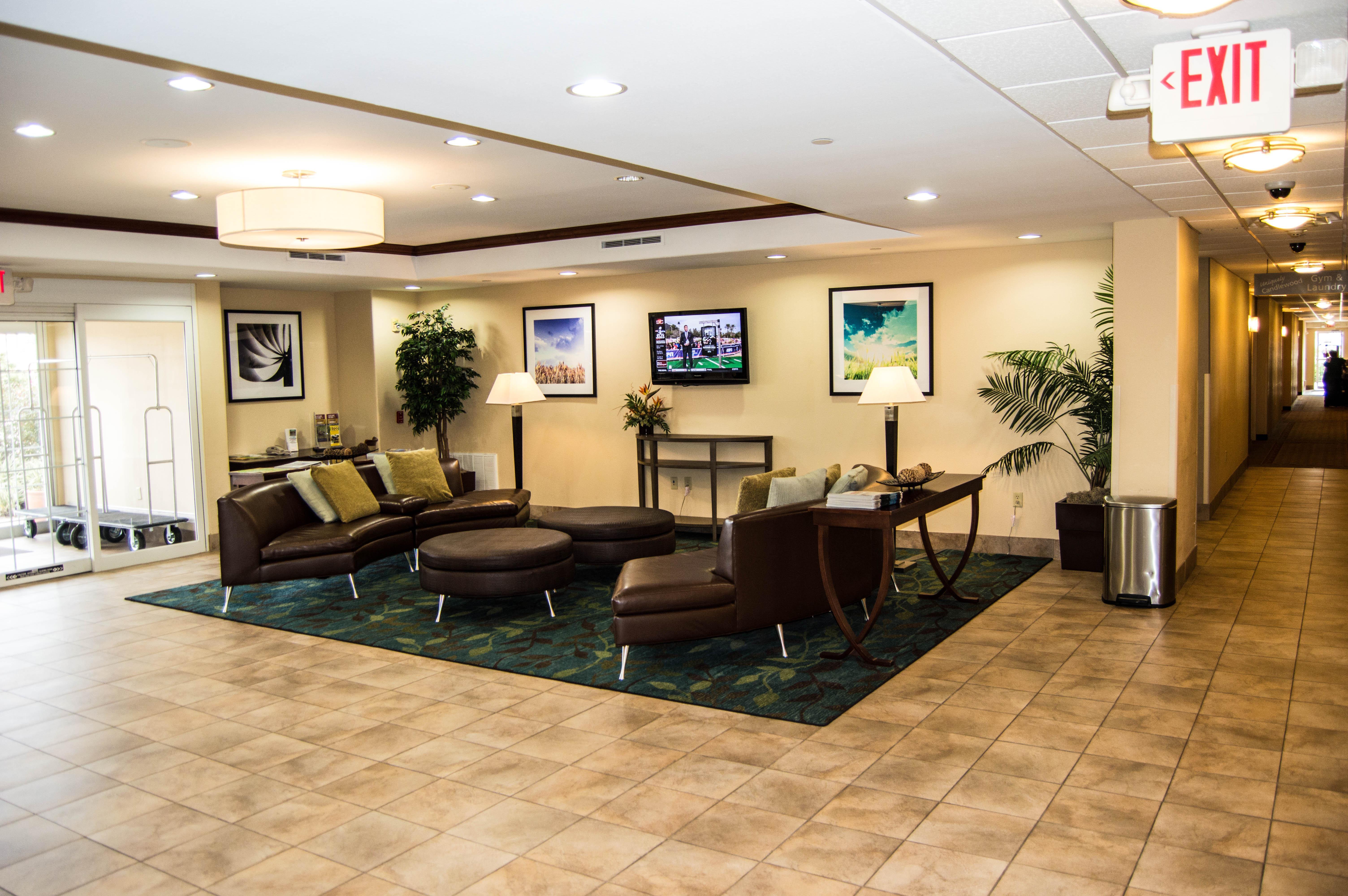 Candlewood By Ihg Hotel Victoria