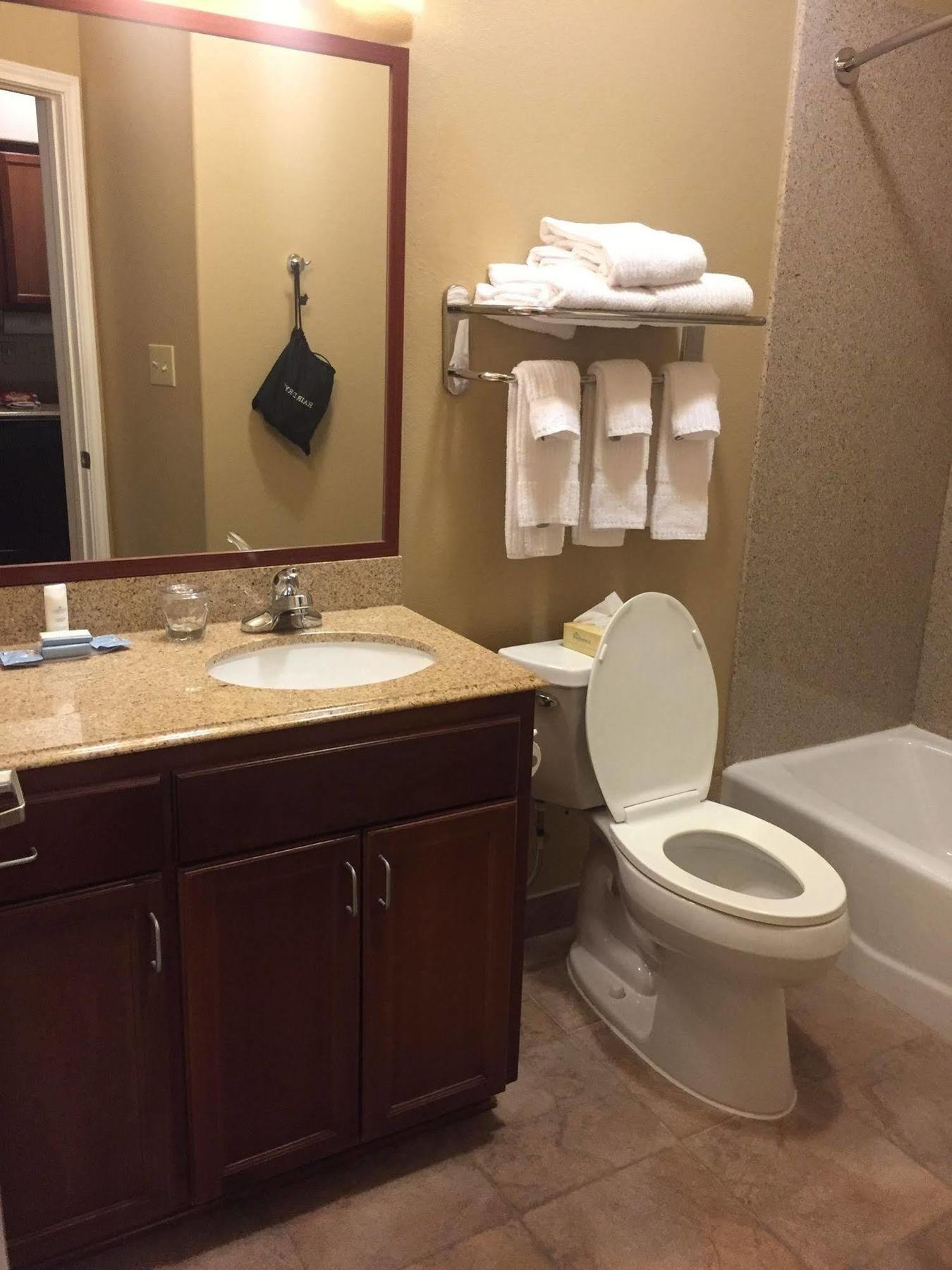 Candlewood By Ihg Hotel Victoria