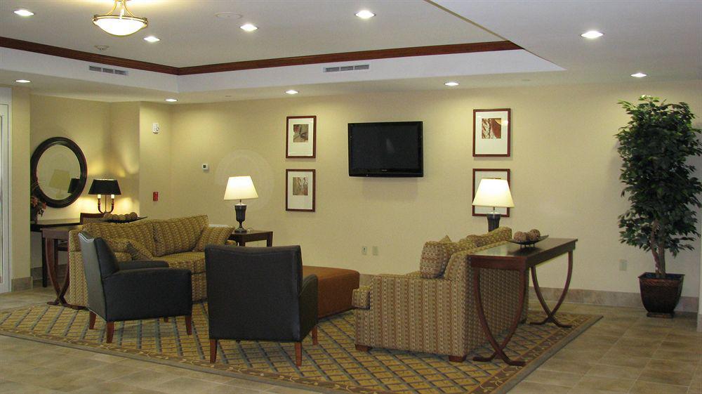 Candlewood By Ihg Hotel Victoria